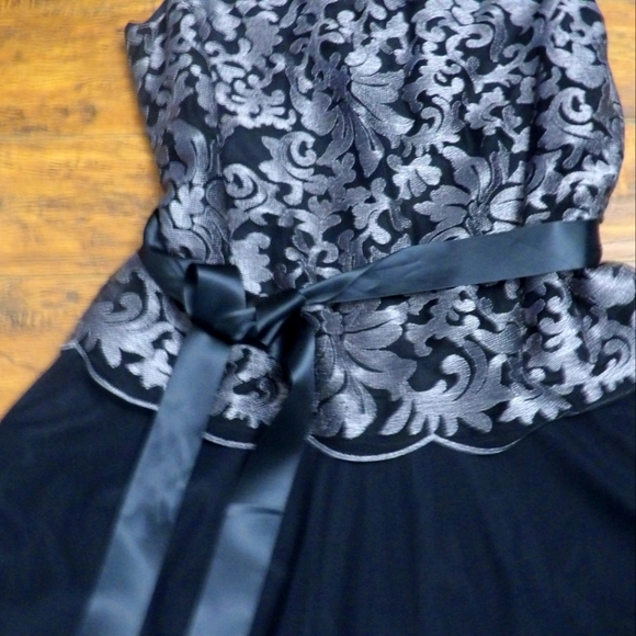Beautiful NWT black dress zips up the back